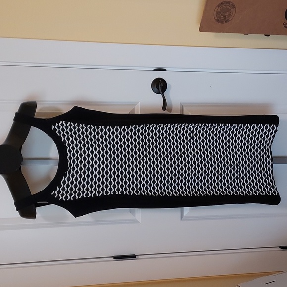 R & M Richards Petite Black and White Geometric Wave Pattern Wide Strap Dress 14 - Picture 2 of 8